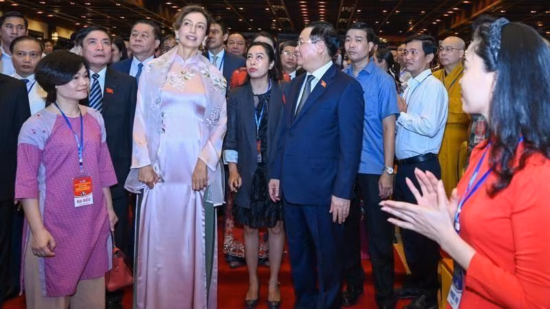 NA Chairman Vuong Dinh Hue and Director General of the UNESCO Audrey Azoulay attends the ceremony. (Photo: NDO)
