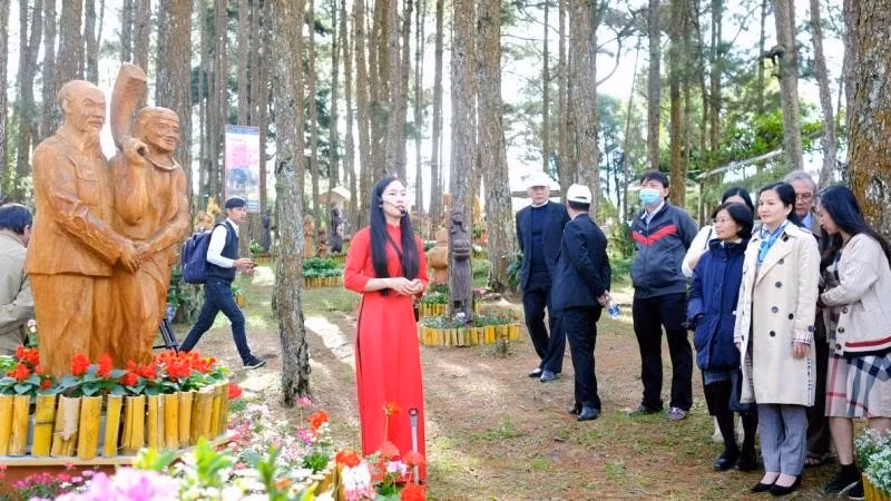 The exhibition attracts a large number of visitors. (Photo: NDO)