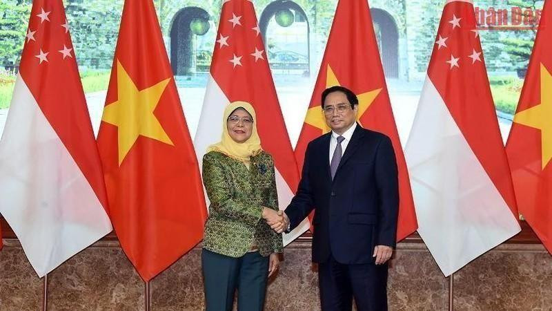 PM Pham Minh Chinh (right) receives Singaporean President Halimah Yacob. (Photo: NDO)