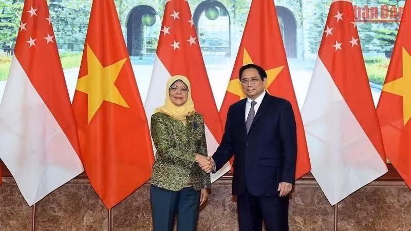 PM Pham Minh Chinh (right) receives Singaporean President Halimah Yacob. (Photo: NDO)