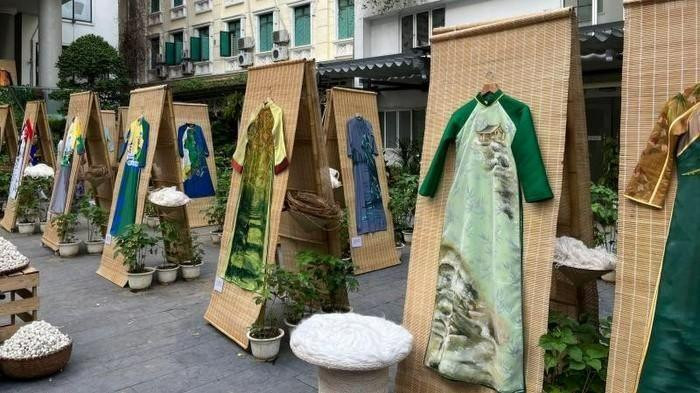 At the exhibition (Photo: NDO)