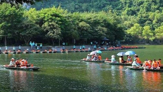 Tourists visit Trang An complex in Ninh Binh province (Photo VNA)