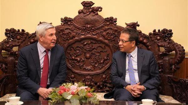 Vietnamese Ambassador to Russia Dang Minh Khoi (R) and First Vice Chairman of the Russian State Duma and Vice Chairman of the Communist Party of the Russian Federation (CPRF) Ivan Melnikov. (Photo: VNA)