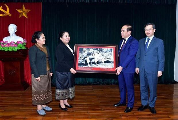 Tuyen Quang's leaders (R) present to the LPRP Central Committee’s Organisation Commission a picture of President Ho Chi Minh and Prince Souphanouvong taken in 1951 in Kim Binh commune in Chiem Hoa district of the province. (Photo: VNA)