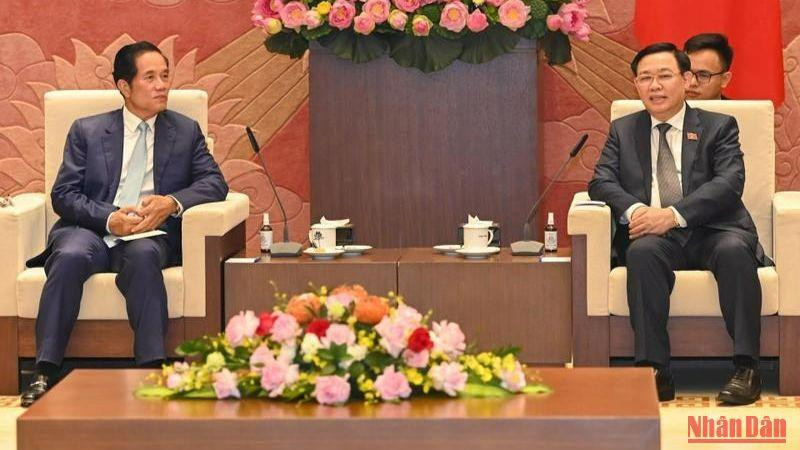 NA Chairman Vuong Dinh Hue (R) receives Governor of Cambodia’s Phnom Penh Khuong Sreng (Photo: NDO) 
