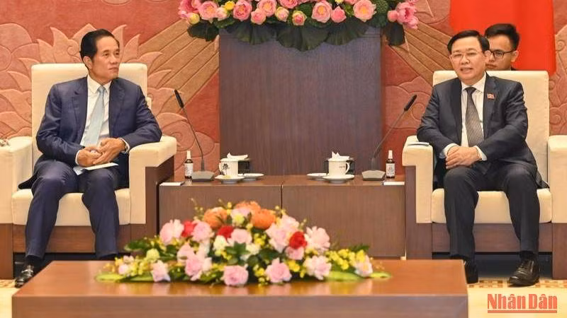 NA Chairman Vuong Dinh Hue (R) receives Governor of Cambodia’s Phnom Penh Khuong Sreng (Photo: NDO) 