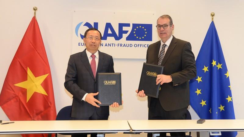 General Director of the General Department of Vietnam Customs Nguyen Van Can and Director-General of the European Anti-Fraud Office (OLAF) Ville Itälä. (Photo: NDO)