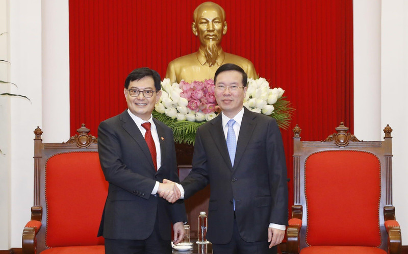 Politburo member Vo Van Thuong (right) receives Singaporean Deputy Prime Minister Heng Swee Keat. (Photo: VNA)