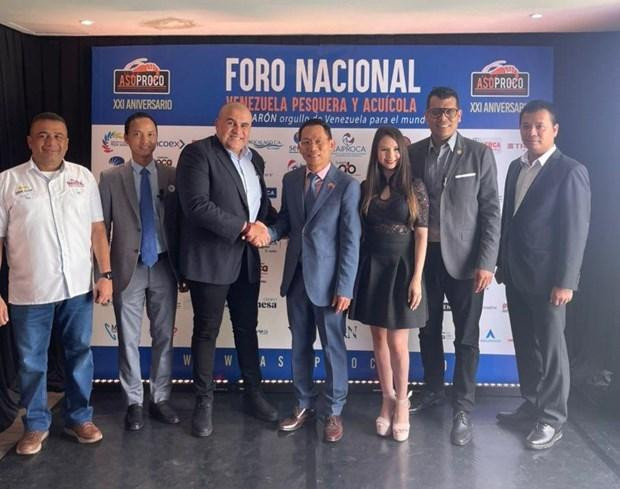 Venezuelan Minister for Fisheries and Aquaculture Juan Carlos Loyo (3rd, L) and the Vietnamese Embassy staff in a group photo. (Source: VNA)