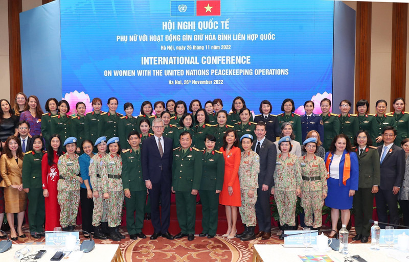 UN Under-Secretary-General for Peace Operations Jean-Pierre Lacroix (front, ninth from left), Deputy Defence Minister Hoang Xuan Chien (front, 10th from left), and other participants in the conference in Hanoi on November 26 (Photo: VNA) 