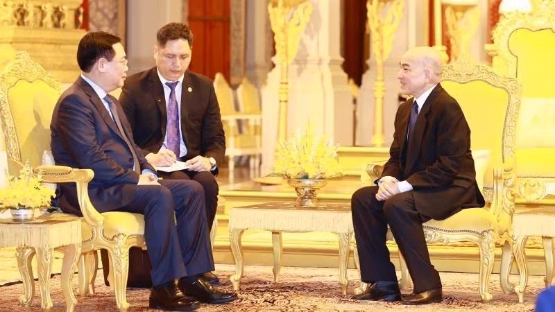National Assembly Chairman Vuong Dinh Hue meets King of Cambodia Norodom Sihamoni (Photo: VNA) 