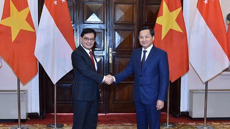 Vietnamese Deputy Prime Minister Le Minh Khai (right) and Deputy Prime Minister and Coordinating Minister for Economic Policies of Singapore Heng Swee Keat (Photo: VGP)