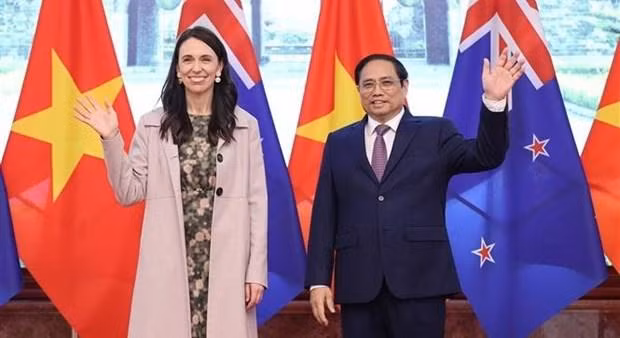 Prime Minister Pham Minh Chinh (right) and Prime Minister of New Zealand Jacinda Ardern. (Photo: VNA)