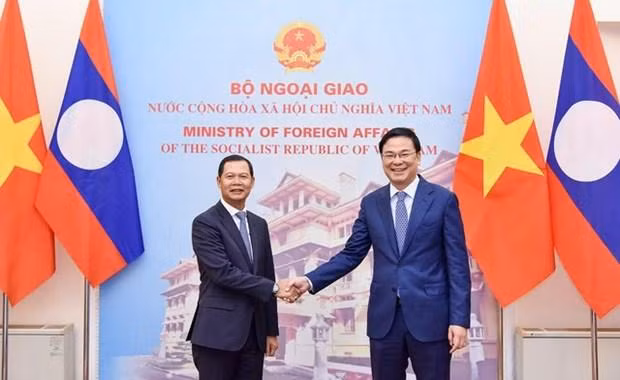 Deputy Foreign Minister Pham Quang Hieu (R) and his Lao counterpart Phoxay Khaykhamphithoune (Photo: VNA)