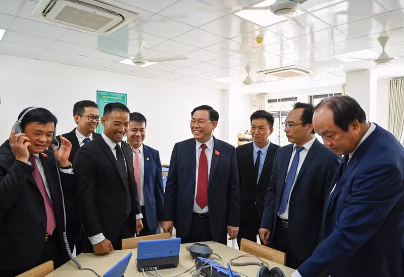 NA leader Vuong Dinh Hue and other delegates visit the function room.