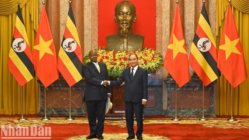 President Nguyen Xuan Phuc and Ugandan President Yoweri Kaguta Museveni at the welcome ceremony