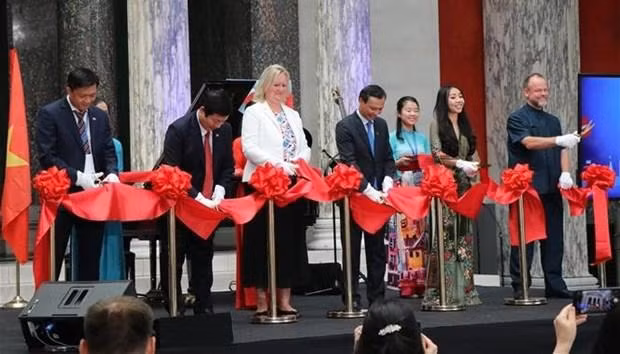 Vietnam’s software giant FPT and VidoGroup that offers travel and related services open their representative offices in Denmark. (Photo: VNA)