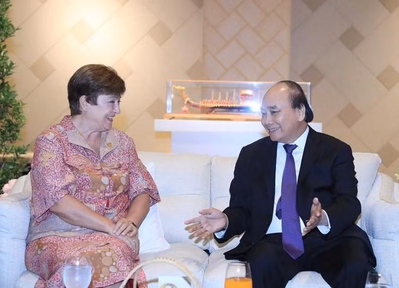 President Nguyen Xuan Phuc (R) and Managing Director of the International Monetary Fund (IMF) Kristalina Georgieva (Photo: VNA)