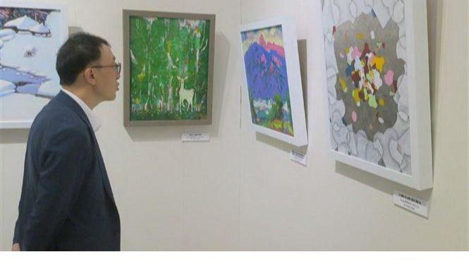 A visitor from the RoK at the exhibition. (Photo: VNA)