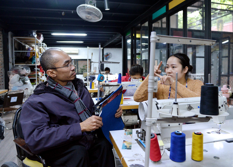 Mr. Pham Viet Hoai (founding member of Kym Viet Company) talks with garment factory staff about products.