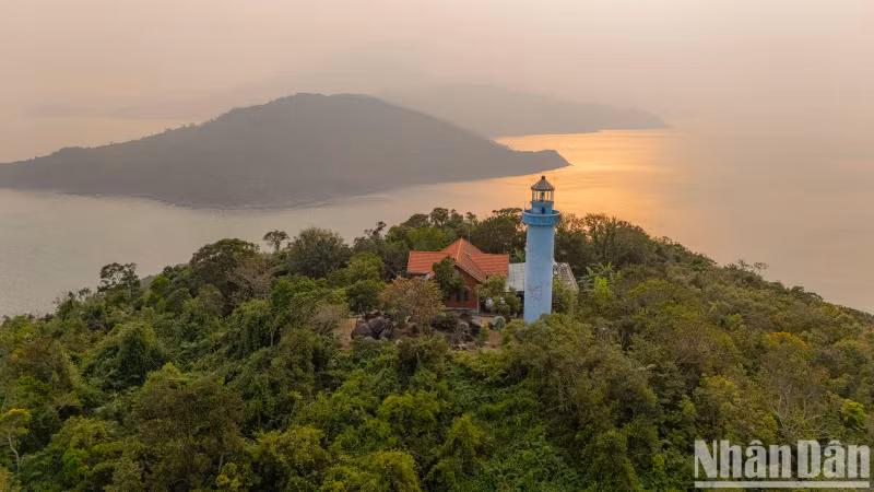 Like most other islands, Son Cha also features a beautiful lighthouse located at the island’s highest point. To visit it, travellers must conquer a path of more than 500 steep steps.