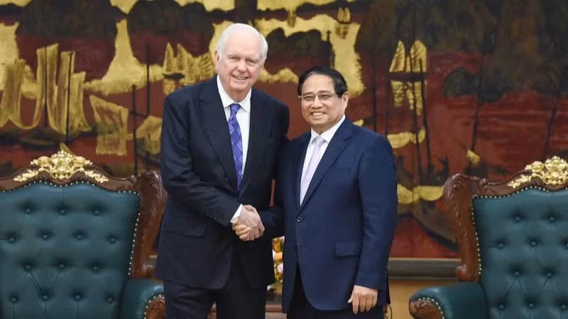 PM Pham Minh Chinh (R) and Prof. Thomas Vallely in their meeting on March 15. (Photo: NDO) 