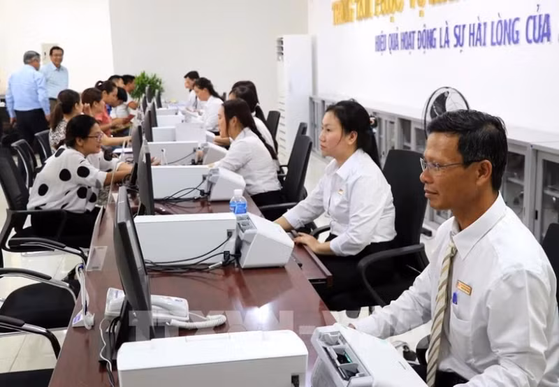 Seamless public services for citizens and businesses must be ensured during the transition to a streamlined two-tier local administration model. (Photo: VNA) 