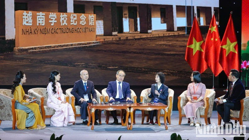 Lu Mei Nian (third from right) attends the meeting between Vietnamese and Chinese students of all periods in Hanoi on March 20.