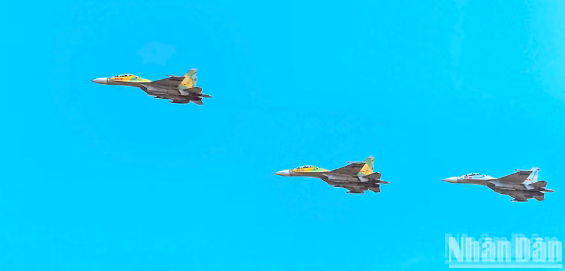 The Su-30MK2 fighter jet squadron trains over the skies of Bien Hoa City.