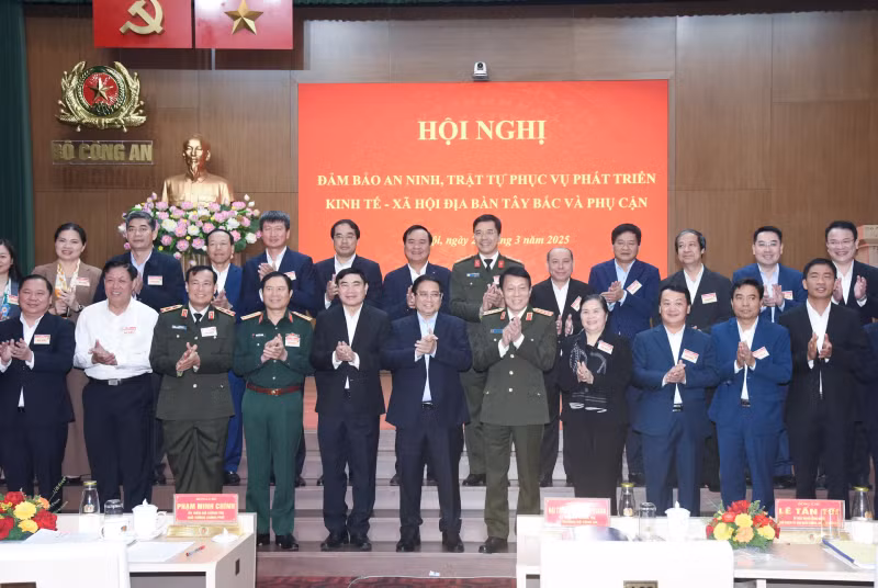 PM Pham Minh Chinh and other delegates attend the conference.