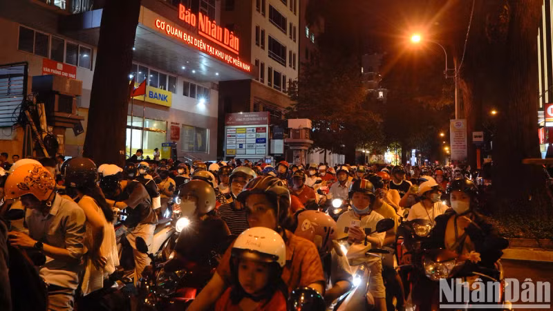 The rehearsal offers Ho Chi Minh City people a glimpse of the solemn and heroic spirit that will be fully displayed during the official State-level parade and procession on April 30, 2025.