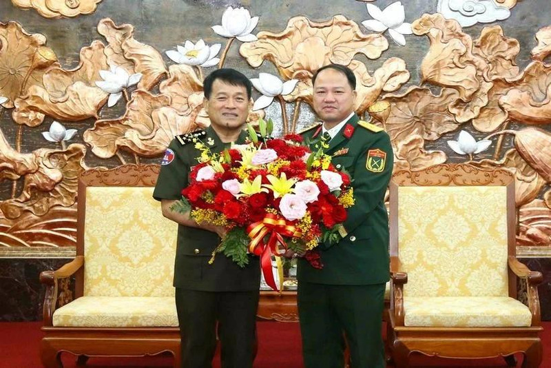 Generals Vong Pisen (left) from the Royal Cambodian Armed Forces (RCAF) visited the Vietnamese Embassy in Phnom Penh on January 22 (Photo: VNA) 