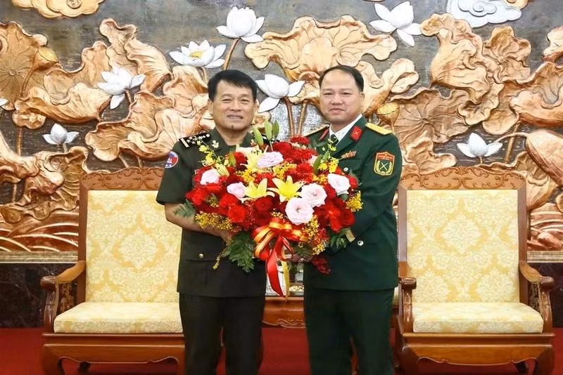 Generals Vong Pisen (left) from the Royal Cambodian Armed Forces (RCAF) visited the Vietnamese Embassy in Phnom Penh on January 22 (Photo: VNA) 