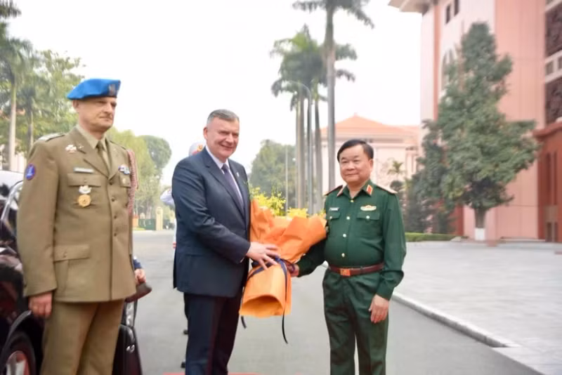 Deputy Defence Minister Sen. Lt. Gen. Hoang Xuan Chien welcomes Polish counter part Pawel Bejda. (Photo: VNA) 