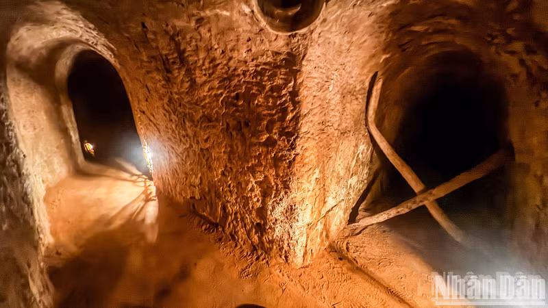 The tunnel system spans multiple levels, ranging from 3 to 12 metres deep, and stretches over 250 kilometres with a maze-like layout, burrowed into the laterite-mixed clay soil, connecting with approximately 500 kilometres of surrounding trenches.