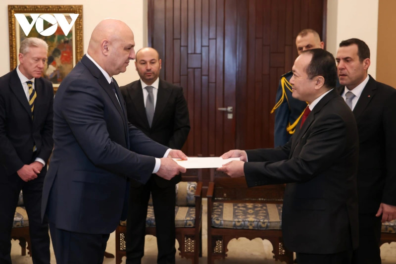 Vietnamese Ambassador to Egypt and Lebanon Nguyen Huy Dung presents his credentials to Lebanese President Joseph (Photo: VOV)