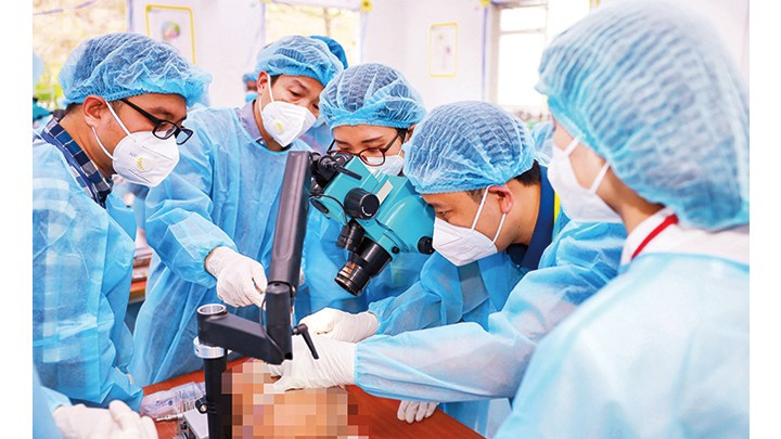Instructions of in-depth technical transfer at the Vietnam National Children's Hospital. (Photo: SONG ANH)