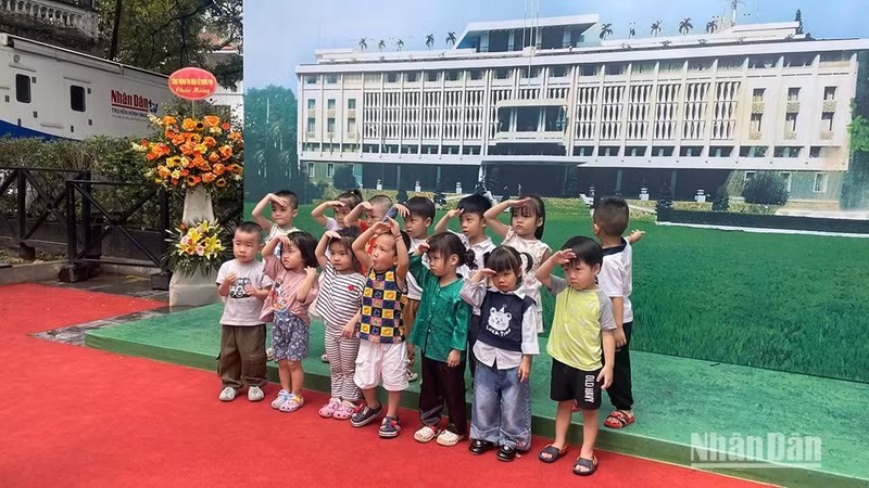 Kindergarten students visit the exhibition.