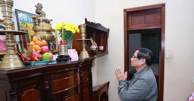 Prime Minister Pham Minh Chinh offers incense in tribute to late Prime Minister Phan Van Khai at his residence in Ho Chi Minh City on February 1 (Photo: VNA) 