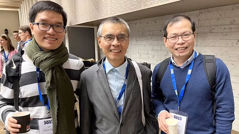 Dr. Vu Minh Ngoc (far left) with fellow Vietnamese scientists on the sidelines of an international conference. (Photo courtesy of Dr. Vu Minh Ngoc)