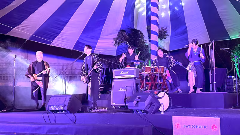 The combination of powerful Taiko drums, sharp electric guitars, rich bass and powerful vocals makes Bati-Holic unique. The combination of powerful Taiko drums, sharp electric guitars, rich bass and powerful vocals makes Bati-Holic unique.