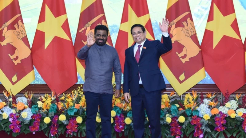 Prime Minister Pham Minh Chinh (R) meets with Sri Lankan President Sri Lankan President Anura Kumara Dissanayaka in Ha Noi. (Photo: NDO)