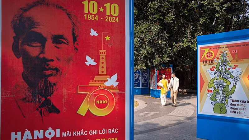 Hanoi City is decorated to celebrate the 70th anniversary of the Capital City’s Liberation. (Photo: SON TUNG)