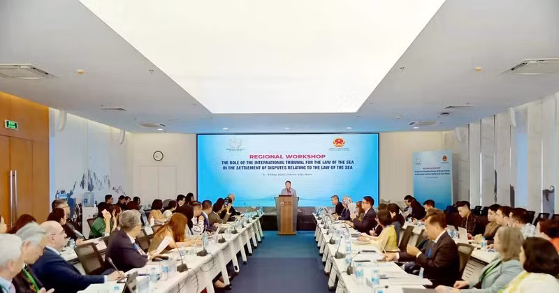 Deputy Minister of Foreign Affairs Nguyen Minh Vu speaks at the workshop. (Photo: baoquocte.vn) 