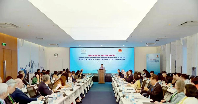 Deputy Minister of Foreign Affairs Nguyen Minh Vu speaks at the workshop. (Photo: baoquocte.vn) 