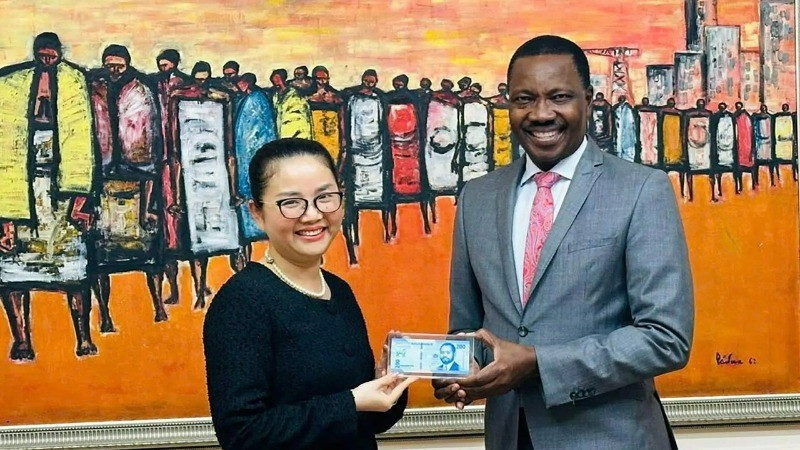 Vietnamese Ambassador to Mozambique Tran Thi Thu Thin and Governor of the Central Bank of Mozambique Rogério Lucas Zandamela. (Photo: Vietnamese Embassy in Mozambique)