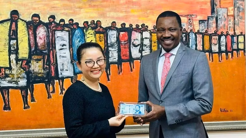 Vietnamese Ambassador to Mozambique Tran Thi Thu Thin and Governor of the Central Bank of Mozambique Rogério Lucas Zandamela. (Photo: Vietnamese Embassy in Mozambique)