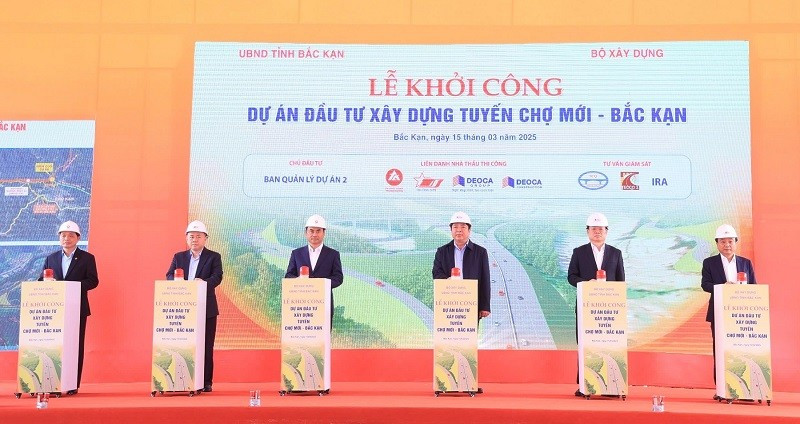The delegates press the button to launch the groundbreaking ceremony for the Cho Moi – Bac Kan Expressway project.
