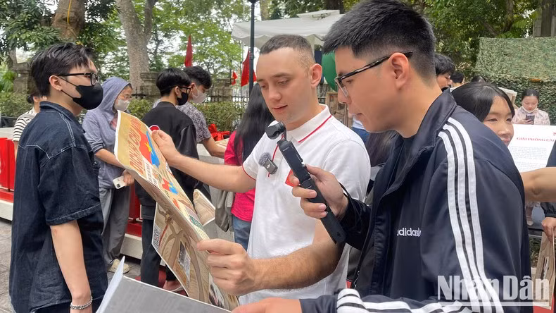 Blogger “Anh Tay oi”– Nguyen Anh Minh explores Nhan Dan’s tech-integrated special supplement.