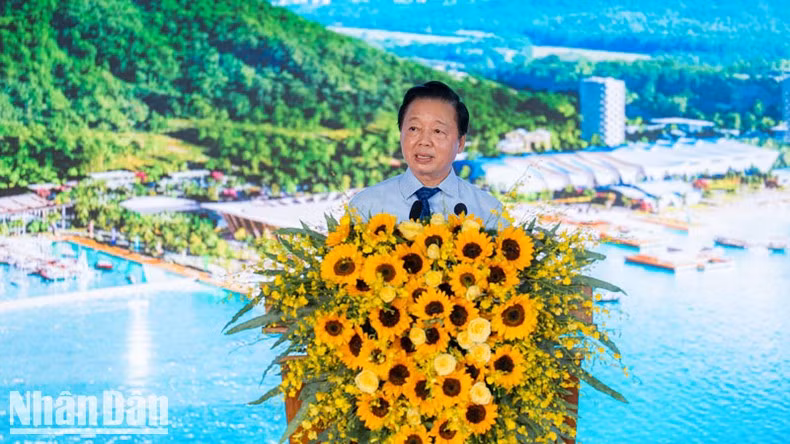 Deputy Prime Minister Tran Hong Ha delivers a directive speech.